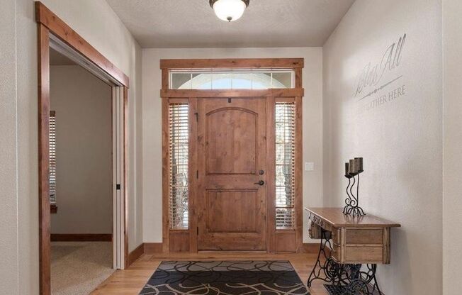 Beautiful 4 bedroom/3 full bath with Large Guest quarters in Vienna Woods