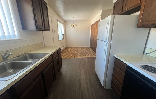 2 beds, 1 bath, $975, Unit 1606 S Von Elm