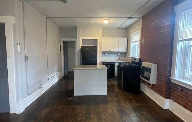 2 beds, 1 bath, $1,300, Unit #11