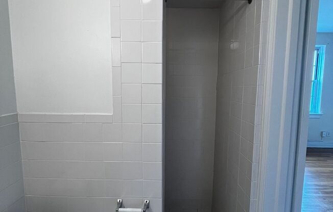 Studio, 1 bath, 294 sqft, $1,365, Unit New King Edward 5A7