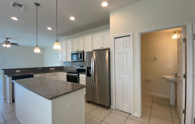 3BD/2.5BA Town Home in Sawgrass Landing In Orlando!