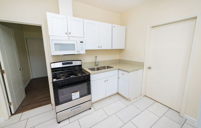 3 beds, 2 baths, 1,200 sqft, $2,795, Unit Back House