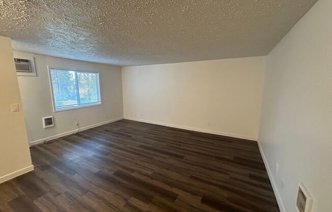 2 beds, 1 bath, $1,095, Unit Unit 2