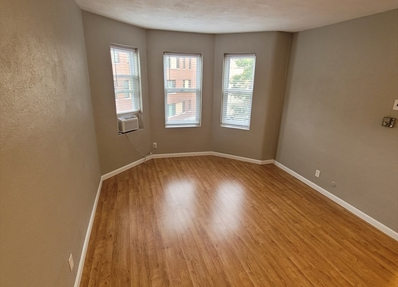 1 bed, 1 bath, $2,300, Unit BLD3-11