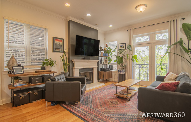1132 W 17 ST