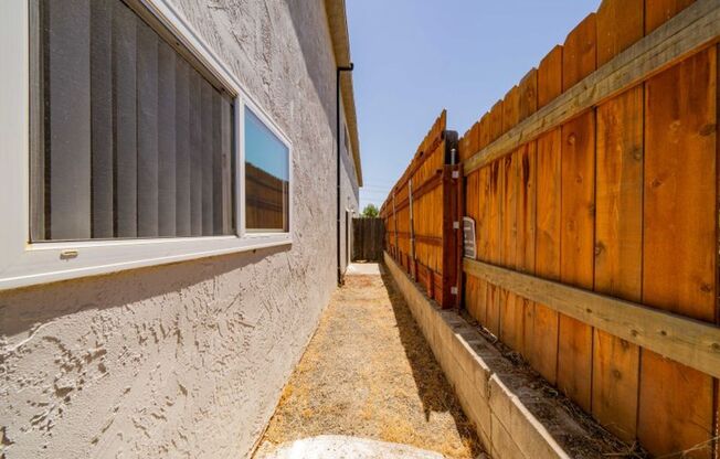 3 beds, 2 baths, 1,200 sqft, $2,900, Unit 633-35