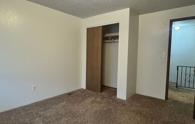 2 beds, 1 bath, 925 sqft, $1,250, Unit b