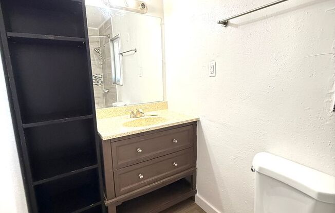 Adorable 3 bed/1.5 bath house with yard