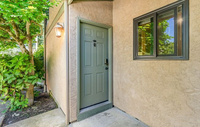Modern 2-Bedroom Townhouse-Style Condo with Private Yard in Prime Kirkland Location