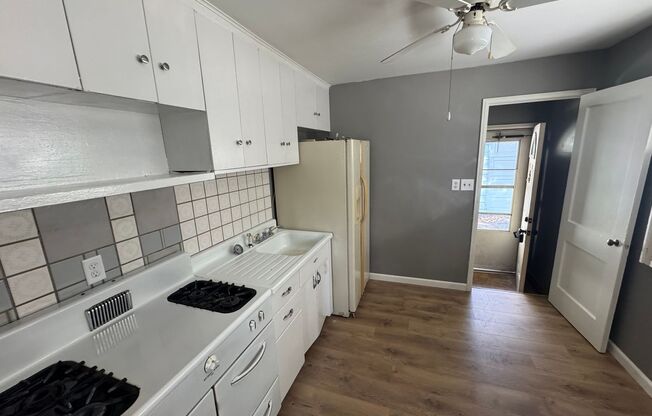 2 beds, 1 bath, $1,100