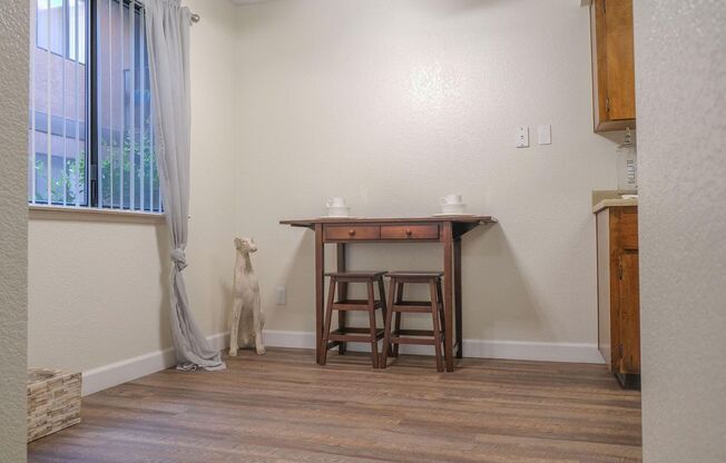 2 beds, 1 bath, 900 sqft, $1,570, Unit 1842-105