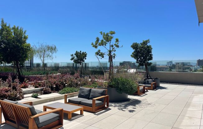 1 bed, 1 bath, 730 sqft, $3,000, Unit 889 Francisco St, UNIT 2402