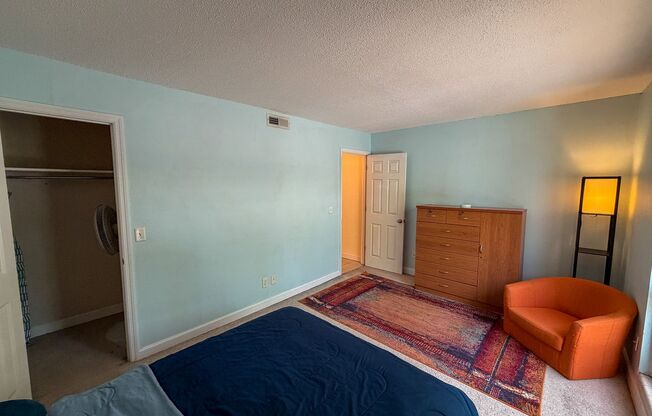 2 beds, 1 bath, $1,200, Unit Unit J-22
