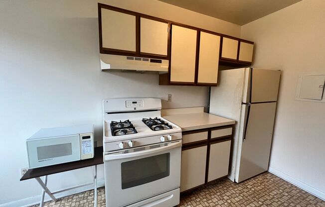 2 beds, 1 bath, $1,895, Unit (#302)