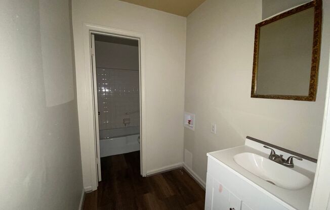 2 beds, 1 bath, $975, Unit Apt 2