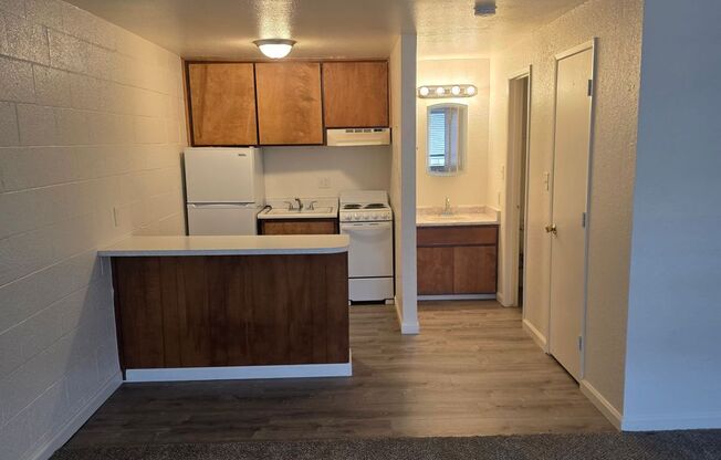 Studio, 1 bath, 375 sqft, $940, Unit 41