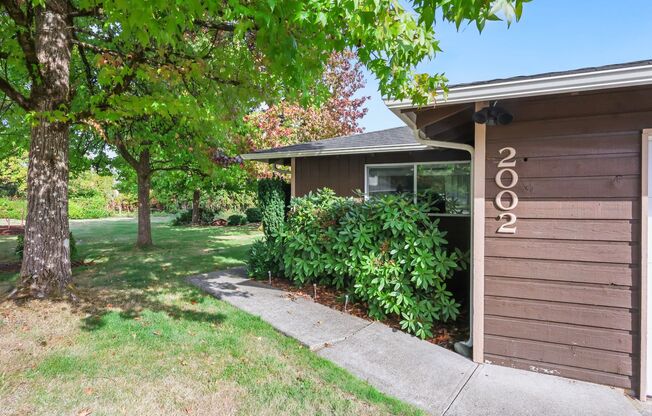 MOVE IN READY NOW! Normandy Park 1 level 2 bed 1 bath duplex on Olympia's west side.