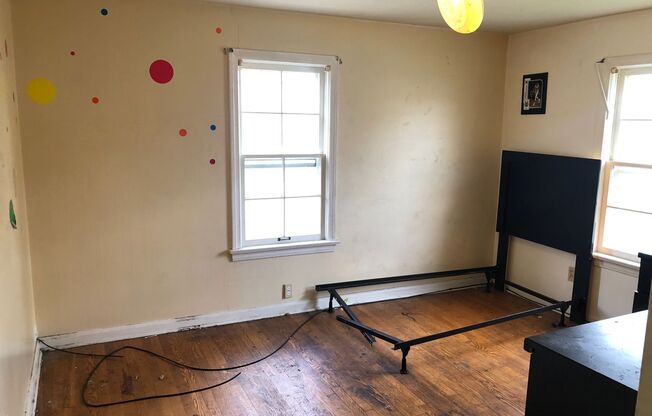 3 beds, 1 bath, $1,300