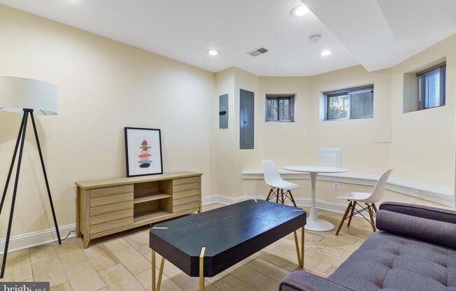 Welcome home to this 2Bd/1Bth lower-level apartment in Bloomingdale!