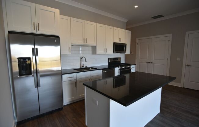 2 beds, 2 baths, 950 sqft, $3,550, Unit 927-201