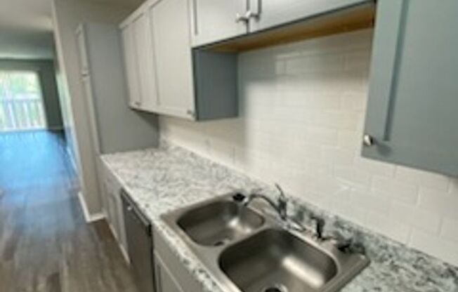 2 beds, 2 baths, 856 sqft, $920, Unit 2827-1811