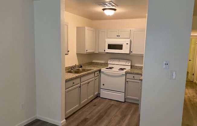 2 beds, 1 bath, $1,595, Unit B