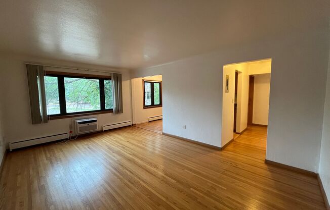 Charming 1 Bedroom next to Swede Hollow Park!