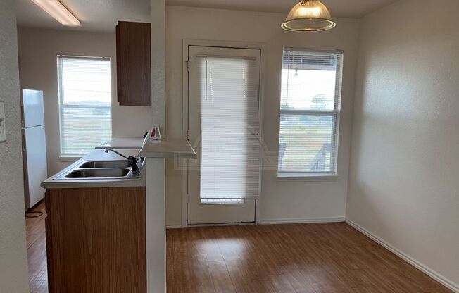 2 beds, 1 bath, $795, Unit 5804 Greengate Unit C