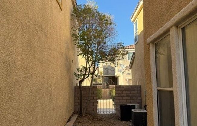 3 beds, 2.5 baths, $2,300