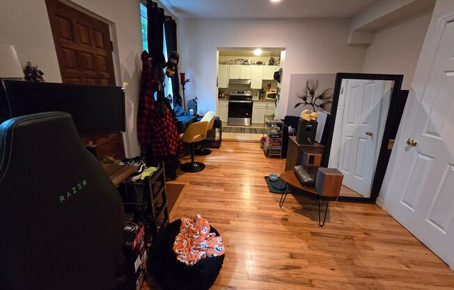 DELIGHTFUL NORTHERN LIBERTIES TOWNHOUSE AVAILABLE AUGUST 10