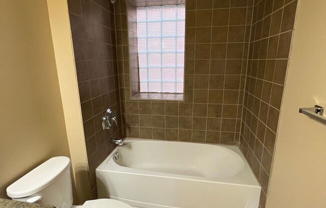 2 beds, 1 bath, 800 sqft, $1,395, Unit 601 - Unit 205 B800