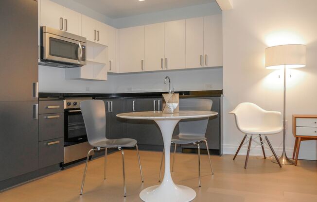 Studio, 1 bath, 560 sqft, $3,945, Unit 1606