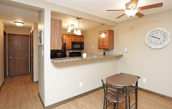 1 bed, 1 bath, 625 sqft, $885, Unit 4300 Wyndsor Terrace Building 3 #32