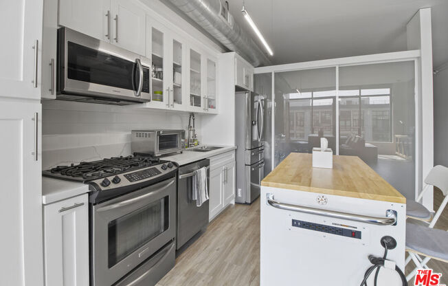 1 bed, 1 bath, 930 sqft, $3,000, Unit 813