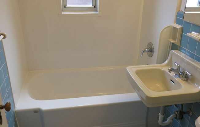 1 bed, 1 bath, 600 sqft, $1,399, Unit 5731 Ellsworth Ave. #C2