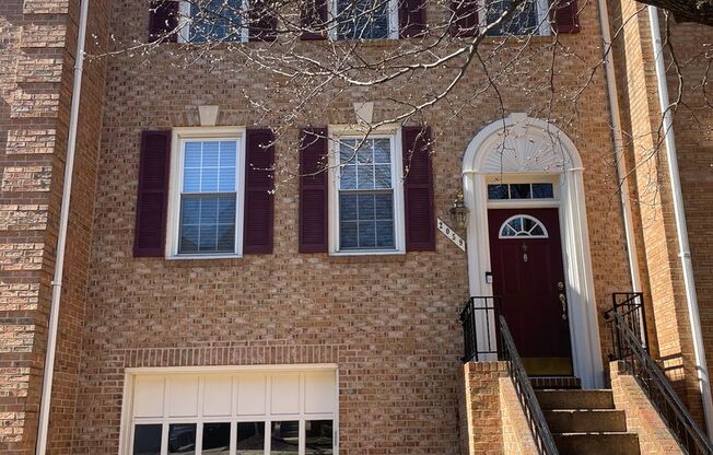 Luxurious And Spacious 3 Bed 2 Bath Brick Townhouse In Tysons Station