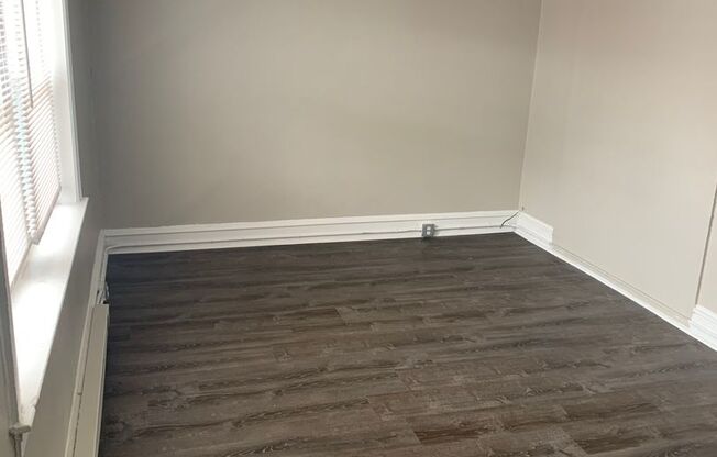 2 beds, 1 bath, $1,250, Unit E-22