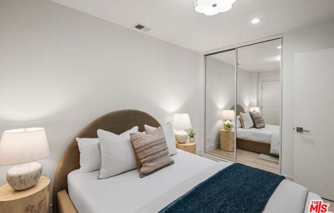 2 beds, 2 baths, 900 sqft, $4,000, Unit 806