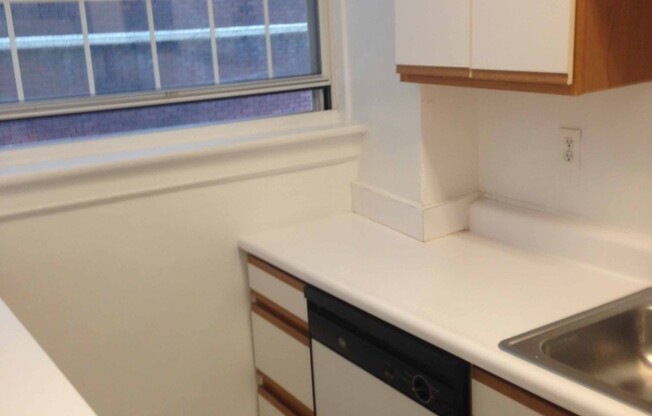 1 bed, 1 bath, 962 sqft, $1,385, Unit New King Edward 104