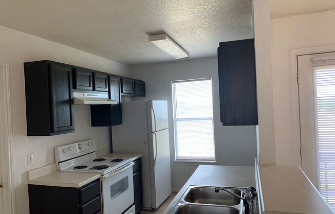 2 beds, 1 bath, $700