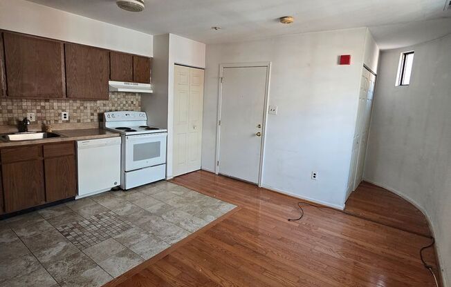 Bright 1 bedroom in washington square west - great price AVAILABLE SEPT 10