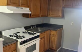 3 beds, 1 bath, 800 sqft, $2,400, Unit 2RS