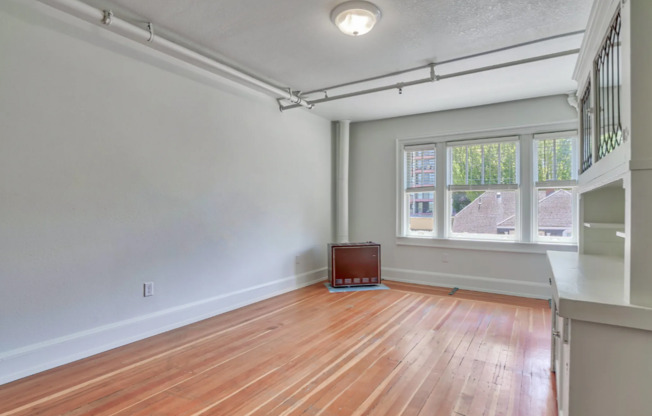 Studio, 1 bath, 359 sqft, $995, Unit 25