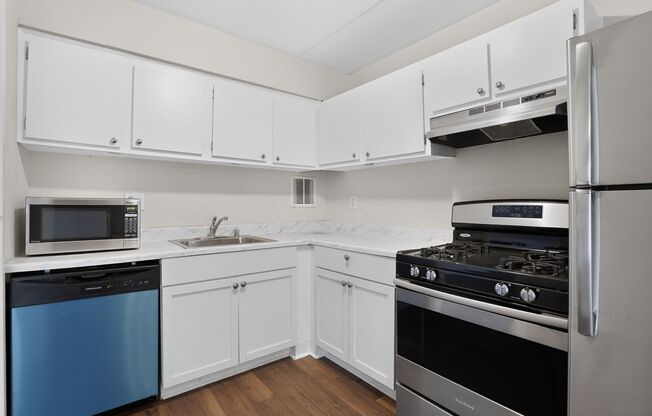 Welcome home to this bright and inviting 2Bd/1Bth condo in the sought-after Huntington Club community. All utilties included!