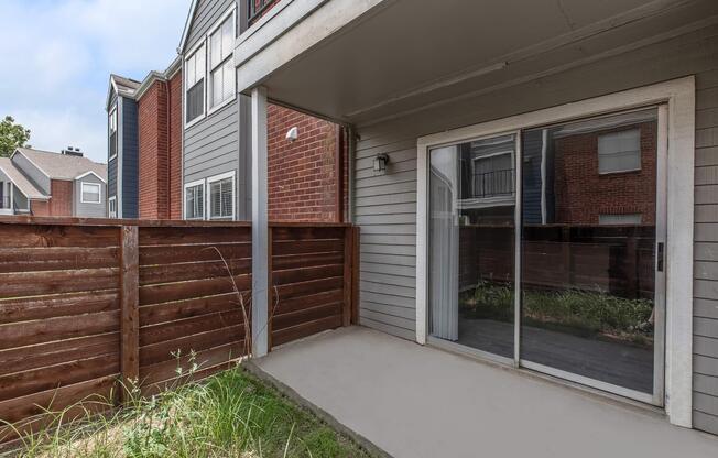 2 beds, 2 baths, 976 sqft, $1,300