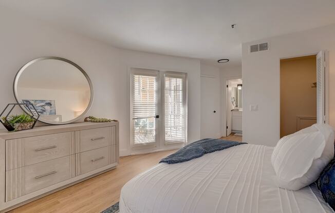 Brentwood Oaks Apartments in Nashville Tennessee photo of a bedroom with a bed and a mirror and a closet