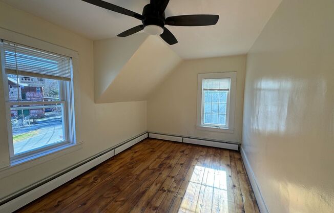 3 beds, 1.5 baths, $2,400, Unit 21 Maple St