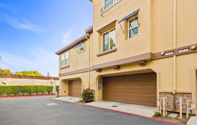 PRIVATE TOWNHOME NEAR DOWNTOWN STROLL TO EVERYTHING | STYLISH AMENITIES
