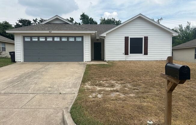 READY TO MOVE IN SPECIAL $1000.00 OFF 1ST FULL RENT!! Mary's Creek Estates Home Split floor plan, close to shopping and schools