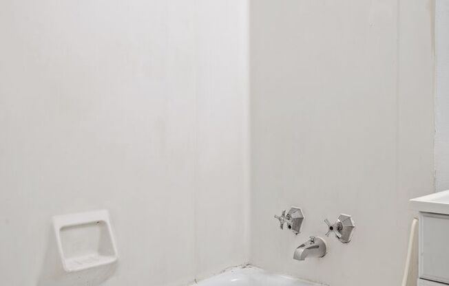 Studio, 1 bath, 355 sqft, $1,350, Unit 201